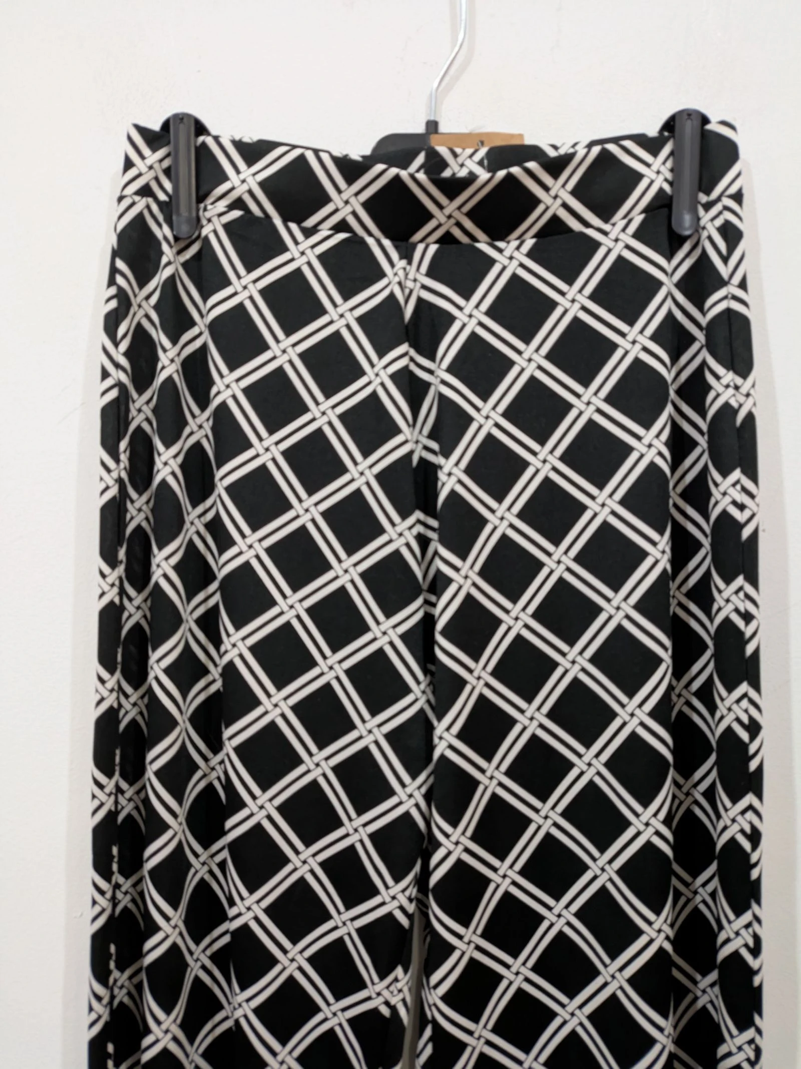Pantalones anchos con estampado geométrico en blanco y negro talla M de Sfera  – photo 4